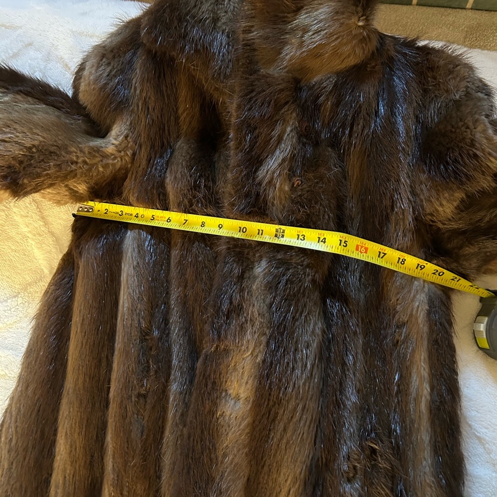Luxurious Beaver/Fox Full-Length Fur Coat - Picture 13 of 13